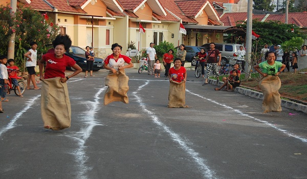 21 Jenis Lomba 17 Agustus-an Paling Unik, Lucu, dan Gokil Lomba%2BBalap%2BKarung