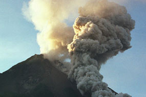 Volcán Popocatépetl lanza fumarola y cenizas caen en 3 pueblos Volcan-de-indonesia