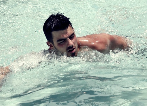 Joe Jonas juega con las olas!  281660336