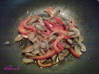 Paglia e fieno con gamberetti, funghi e peperone.. 03