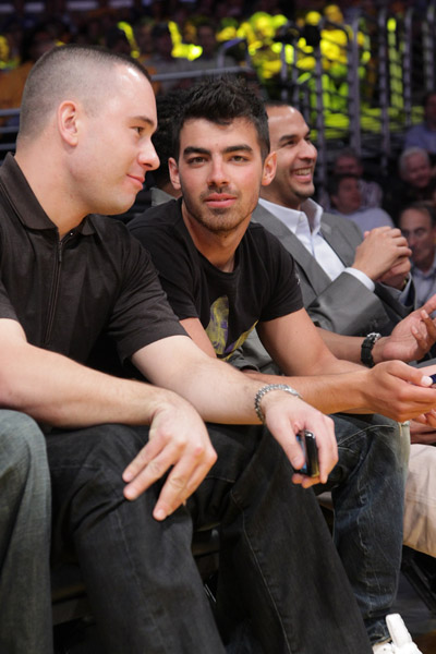 Joe Jonas en el partido de los Lakers  Ker1