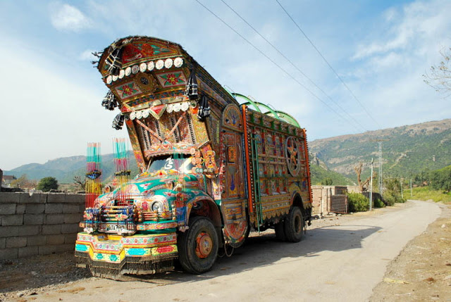 تحف فنية عملاقة... فـن تـزيـيـن البـاصـات وسـيـارات الـنـقـل فـي البـاكـسـتـان Decorative-pakistan-truck-art-3