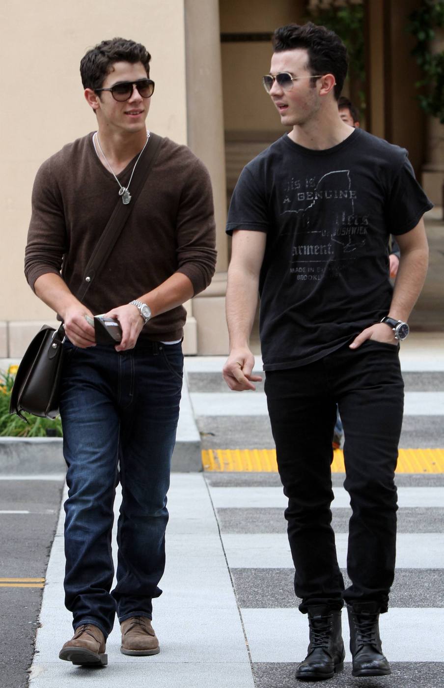 Kevin y Nick Jonas comprando regalos de último minuto?  JW_KevNickoutLA_050811_HQ-007
