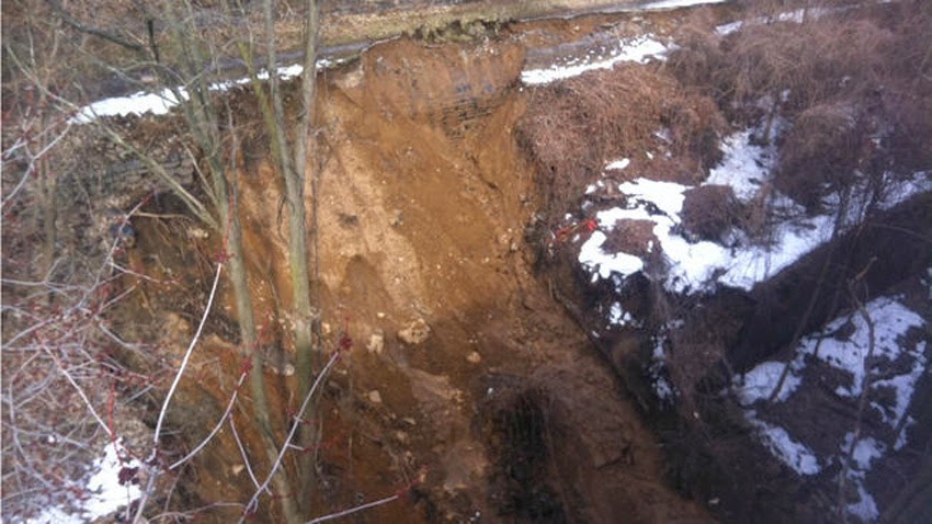 GEOLOGICAL UPHEAVALS: Monster Sinkhole Forming In Russia Caught On Camera - Over 100 Metres Deep! Landslide_yonkers