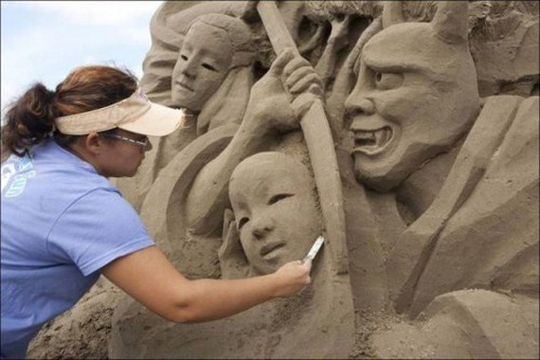 .   تصاميم رملية بقمة الروعة .. Fantastic-sand-sculptures05