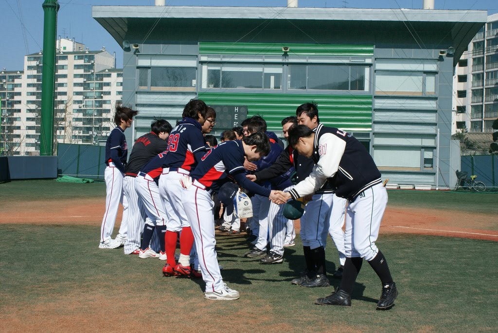 Kyu Jong jugando  al béisbol  1302531146_DSC02666