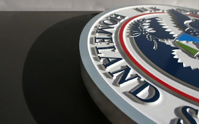 EE.UU. se prepara para disturbios comprando 1,2 billones de balas. Aa-Homeland-Security-closeup-of-part-of-logo