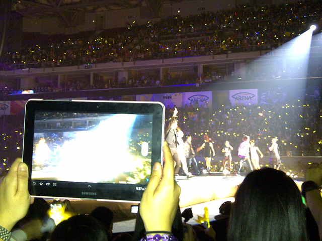 Tablettes et liseuses - Page 3 BIGBANG_AliveTour_Manila_FloatingTablets