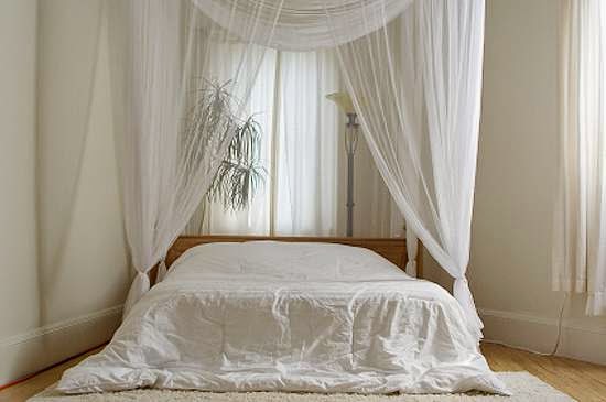 خر موضة للستائر البيضاء لغرف نوم العرائس  White-curtains-bedroom