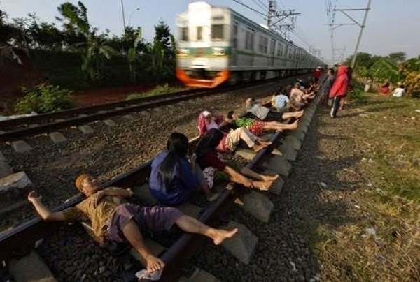 في أندونيسيا يرمون بأنفسهم أمام القطارات للعلاج They throw themselves in front of trains for treatment 1-min