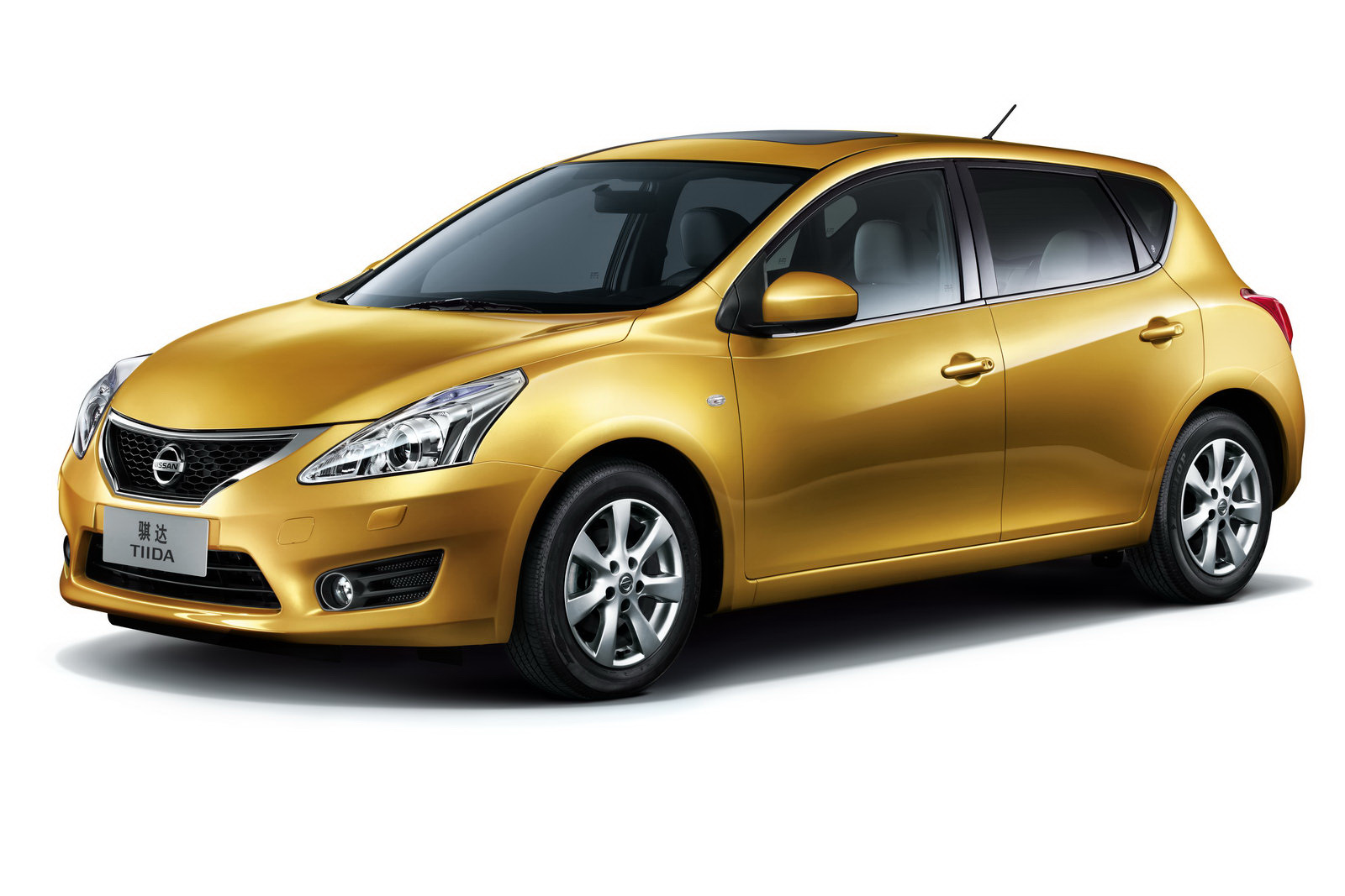 SEÑORES de NISSAN Arg. 2012-Nissan0Tiida-5d-13