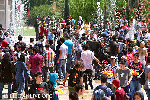 حرب مسدسات المياه فى طهران - انحلت الدوله الاسلاميه خلاص  Water_gun_festival_tehran_13