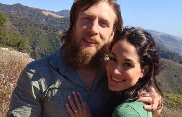  بري بيلا: دانيل براين كسر القاعدة مع الجماهير !!  Brie-bella-daniel-bryan-engaged1