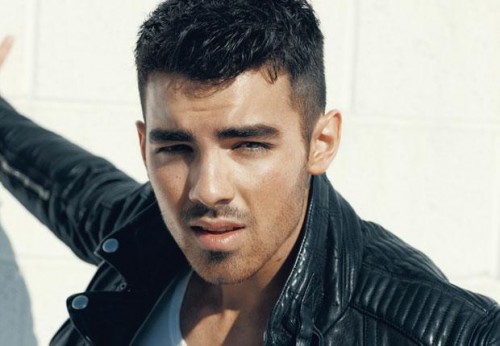 Photo shoot de Joe Jonas para la revista Details Joe-Jonas-Covers-Details-Magazine-April-2011-2-500x346%255B1%255D