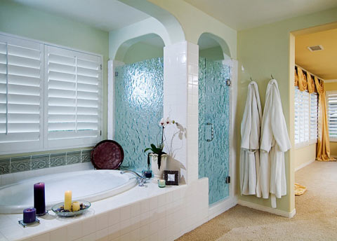 صور ديكورات حمامات 2014 Textured-Glass-Walls-on-Arched-Shower-Stall-by-Bathtub