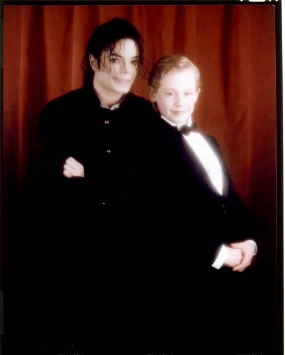 Macaulay Kulkin diz: Faz quase um mês que não falo com Michael Jackson Michael-Jackson-and-Macaulay-Culkin-michael-jackson-and-macaulay-culkin-29533765-580-723