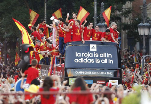 استقبال أسطوري لأبطال أوروبا منتخب اسبانيا 14