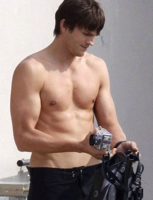 Llega Ashton Kutcher a México, asiste a fiesta de redes soci Ashton-kutcher-me-gusta-estar-desnudo-imagen1