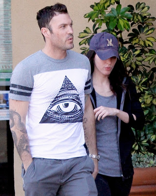 Megan Fox con su esposo y el nada oculto ojo que todo lo ve. Meganfoxpw