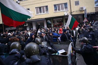 ΥΠΑΡΧΟΥΝ ΑΚΟΜΑ ΕΥΑΙΣΘΗΤΟΙ ΗΓΕΤΕΣ.ΟΙ ΔΙΚΟΙ ΜΑΣ ΑΝΑΙΣΘΗΤΟΙ ΤΙ ΚΑΝΟΥΝ;ΕΛΛΗΝΑ ΤΙ ΠΕΡΙΜΕΝΕΙΣ;  Paraitisi-tis-voulgarikis-kyvernisis-meta-tis-diadiloseis