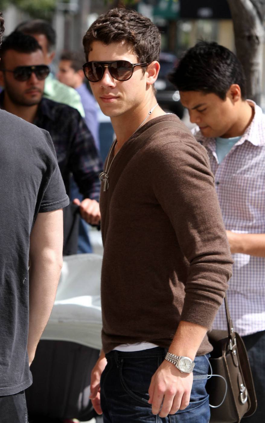 Kevin y Nick Jonas comprando regalos de último minuto?  JW_KevNickoutLA_050811_HQ-010