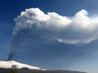 Volcán Etna entra de nuevo en Erupción. Volcan-etna-sicilia-italia-efe-320_1332081756