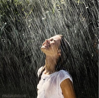 ابتسامات المطر في العيون.. Girl-happy-rain-rainy-days-smile-wet-Favim_com-71335_large