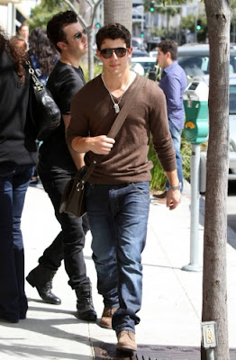 Pictures: Kevin and Nick Jonas out in L.A. 8/5/2011 Normal_JW_KevNickoutLA_050811_HQ-012