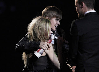 avril lavigne with justin bieber Avril%2BLavigne%2Band%2BJustin%2BBieber%2Bat%2B2011%2BBrit%2BAwards%2Bin%2BLondon5