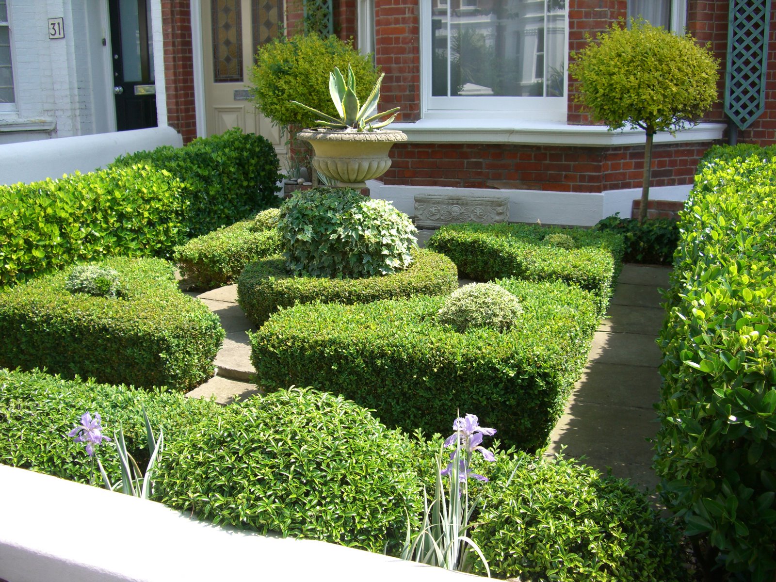 ديكورات حدائق منزلية جميلة Formal-garden-hove-798013