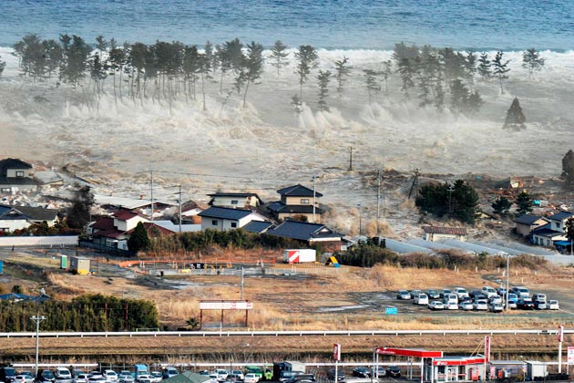 Seisme de 8,9 + Tsunami Japon 11 Mars 2011 - Page 3 Japan%2Btsunami%2B2011-16