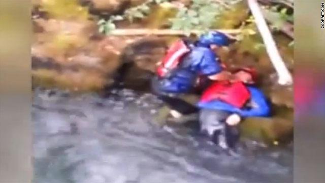 بالصور.. سبعة مواقف إنسانية خلال أسبوع Gal.river.rescue.jpg_-1_-1