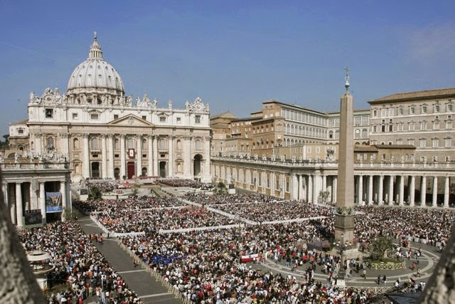 Le Pape reçoit une statue de Medjugorje en cadeau avec joie 650928-place-saint-pierre-vatican-lors