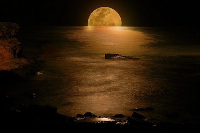 القمر ... كما لم ترآه من قبل .. رااائع  Stunning-photos-of-moon-02