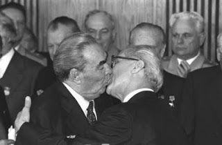 PUTO ATLETISMO DE LOS HUEVOS - Página 11 Beso-saludo-breznev_honecker