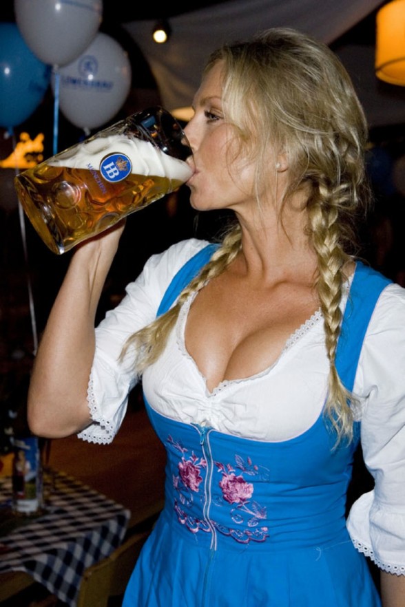 Što sve vole muškarci, prikaži slikom - Page 13 Oktoberfest_girls-044_0_lederhosen_hot_girls_babes_sexy_oktoberfest_octoberfest_beer-588x882