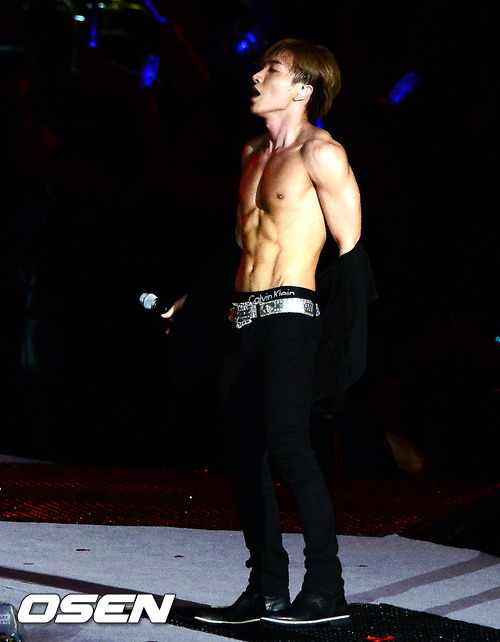 LEETEUK IMPRESIONA CON SUS 'ABS' 20120818_leeteuk_abs_concert_smtown