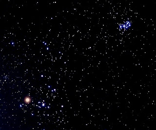 Exoplanetas localizados alrededor de dos enanas blancas en las Hyades  Hyades