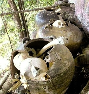 CAMBODGE: SUR LA PISTE D'UN PEUPLE INCONNU Cambodge_urnes_funeraires