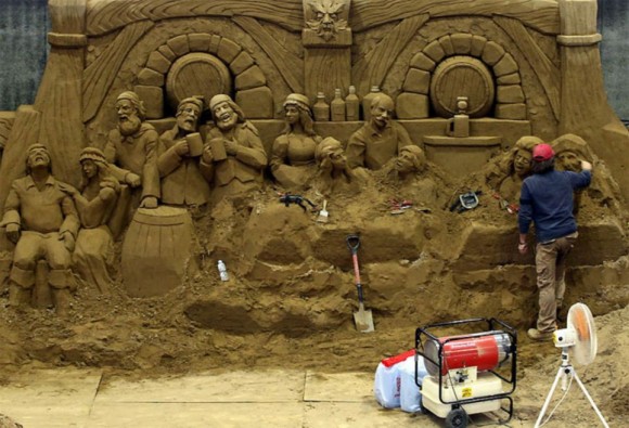 من أغرب متاحف العالم: تاريخ بريطانيا بالرمال ! Museum-sand-sculpture-013