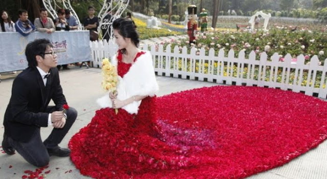 مصمم أزياء قدم لزوجته فستان مصنوع من 9999 زهرة في عيد الحب ROSES-DRESS-01