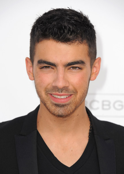 Joe Jonas en la alfombra blanca de los premios Billboard  JW_JoeBillboardAwards_052211_MQ-005