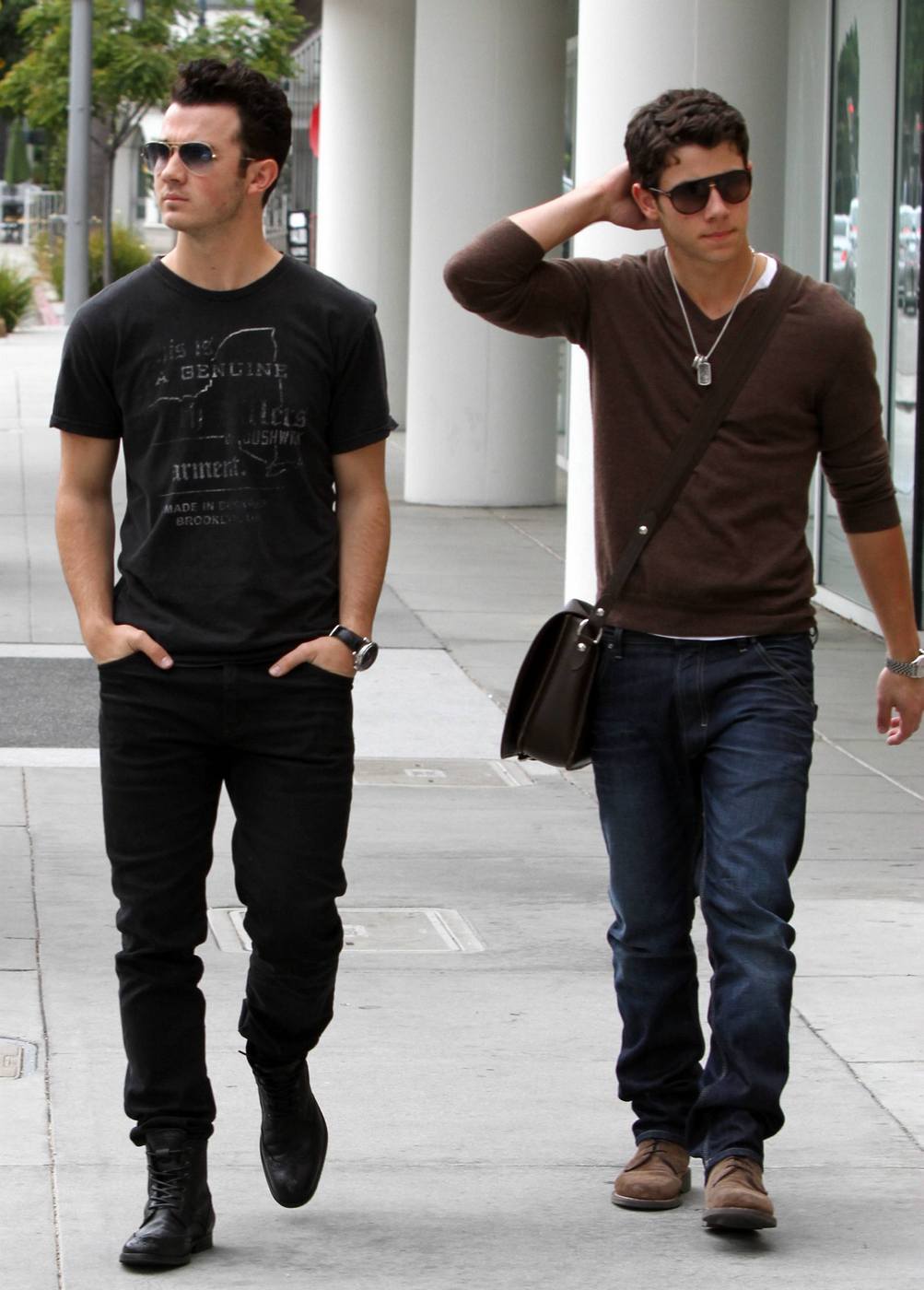 Kevin y Nick Jonas comprando regalos de último minuto?  JW_KevNickoutLA_050811_HQ-008