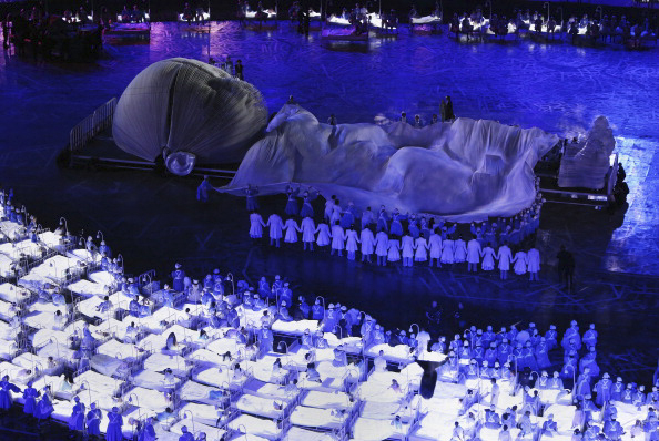 Reine ; Reptiliens ; humaine ? d'aprés vous... - Page 16 Weird_moments_olympic_opening_ceremony_3_0