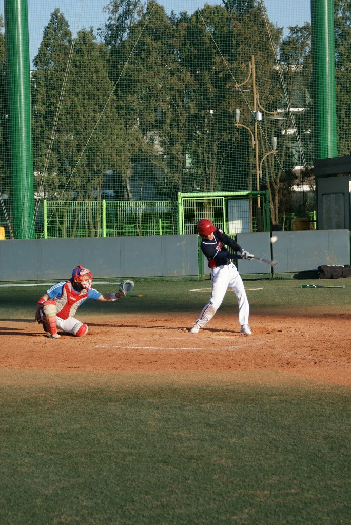 Kyu Jong jugando  al béisbol  1302531146_DSC03063