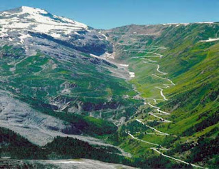  طرق غريبه و عجيبه Stelvio-Pass-1