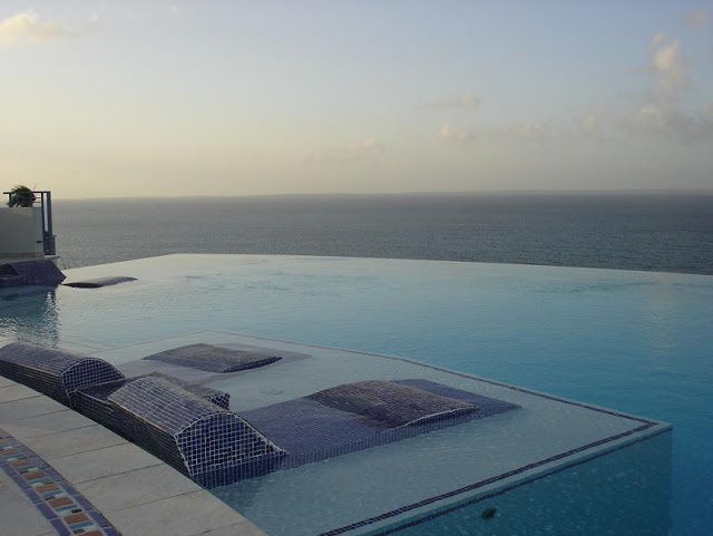 أجمل 25 مسبح حول العالم Infinity-pool-at-mes-amis