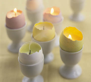 originales velas realizadas en cascaras de huevos.- 00