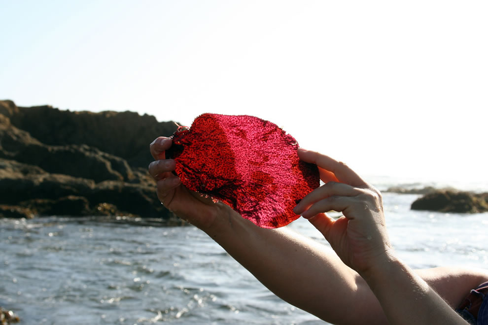 صور شاطئ الزجاج ، أجمل شواطئ العالم2012 Big-red-glass-on-Glass-Beach