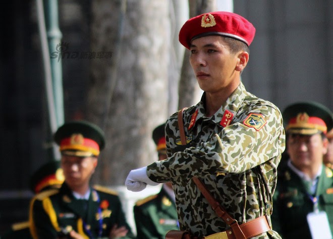 Fuerzas Armadas de la República Democrática de Vietnam. - Página 2 Thousands%2Battend%2Brehearsal%2Bfor%2B40th%2Banniversary%2Bcelebrations%2Bof%2BVietnam%2BLiberation%2BDay%2Bparade%2B4